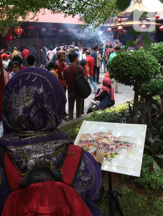 Anggota komunitas pelukis cat air Indonesia melukis suasana perayaan Imlek di Vihara Dharma Bhakti, Petak Sembilan, Jakarta Barat, Sabtu (25/1/2020). Kegiatan melukis tersebut untuk memeriahkan perayaaan Tahun Baru Imlek 2571. (Liputan6.com/Angga Yuniar)