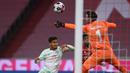 Striker Bayern Munich, Kingsley Coman (kedua dari kanan), mencetak gol lewat tandukan kepala dalam laga lanjutan Liga Jerman pekan ke-8 melawan Werder Bremen di Allianz Arena, Sabtu (21/11/2020). Bayern bermain imbang 1-1 dengan Werder Bremen. (AFP/Lukas Barth/Pool)