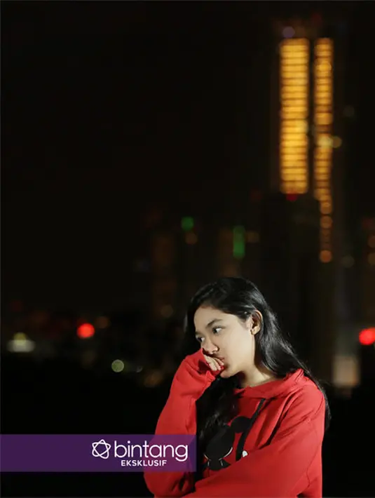 Tampil feminim itu sering kali membuat orang dekat Syifa menjadi gemas. Selain orangtua, juga kakaknya yang gemas dengan prilaku dari pemeran sinetron yang melejit dari Tukang Bubur Naik Haji The Series itu. (Bambang E. Ros/Bintang.com)