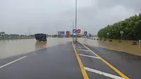 Penampakan salah satu luapan sungai menggenangi ruas jalan di Majalengka. Foto (istimewa)