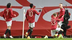 elandang Manchester United, Scott McTominay (kanan) berselebrasi bersama rekan timnya setelah mencetak gol ke gawang West Ham United di menit 97 pada pertandingan perdelapan final Piala FA 2020/2021 di Old Trafford, Inggris (10/2/2021).  MU menang tipis atas West Ham 1-0. (Michael Regan/POOL/AFP)