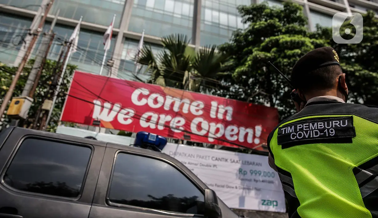 Polisi melakukan pengamanan di sekitar Hotel Holiday Inn, Gajah Mada, Jakarta, Minggu (25/4/2021). Satgas Penanganan COVID-19 menyiapkan Hotel Holiday Inn sebagai tempat karantina bagi 141 WNA khususnya asal India yang negatif COVID-19 untuk dipantau 14 hari ke depan. (Liputan6.com/Faizal Fanani)