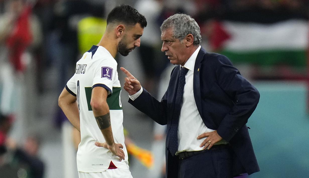 Pelatih Portugal, Fernando Santos (kanan) resmi dipecat oleh Federasi Sepak Bola Portugal (FPF) setelah gagal di Piala Dunia 2022. Bruno Fernandes dkk bersama Timnas Portugal dikalahkan Maroko dalam pertandingan perempat final pada Sabtu (10/12/2022). FPF menyatakan bahwa keputusan ini diharapkan mampu memicu siklus baru yang lebih baik di timnas Portugal. (AP Photo/Petr David Josek)