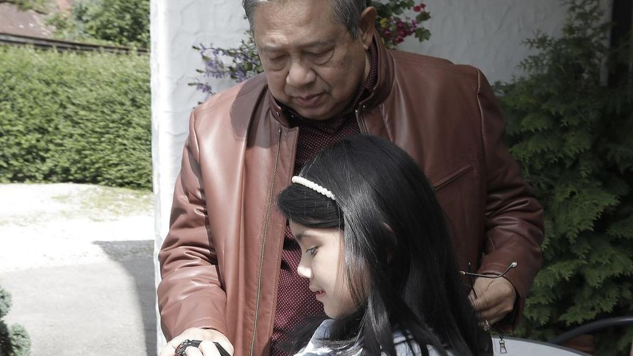 Potret kedekatan sang Jenderal dengan Almira ini sontak mencuri perhatian masyarakat luas. <br>