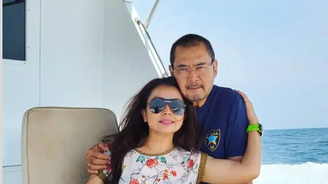 Mayangsari dan Bambang Trihatmodjo Pakai Kacamata