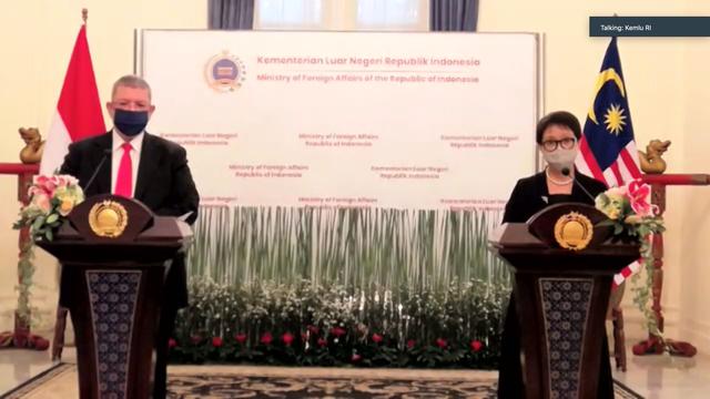 Kunjungan Menlu Malaysia Dato’ Saifuddin Abdullah ke kantor Kemlu RI disambut oleh Menlu Retno Marsudi, Senin (18/10/2021). (Foto: Kemlu RI)