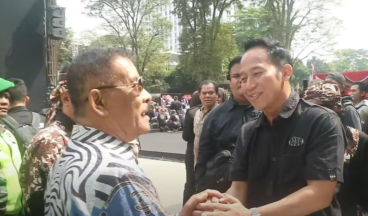 Komisaris di PT Persib Bandung Bermartabat (PBB) ini langsung merogoh kantongnya untuk mengambil uang lembaran Rp100 ribu.