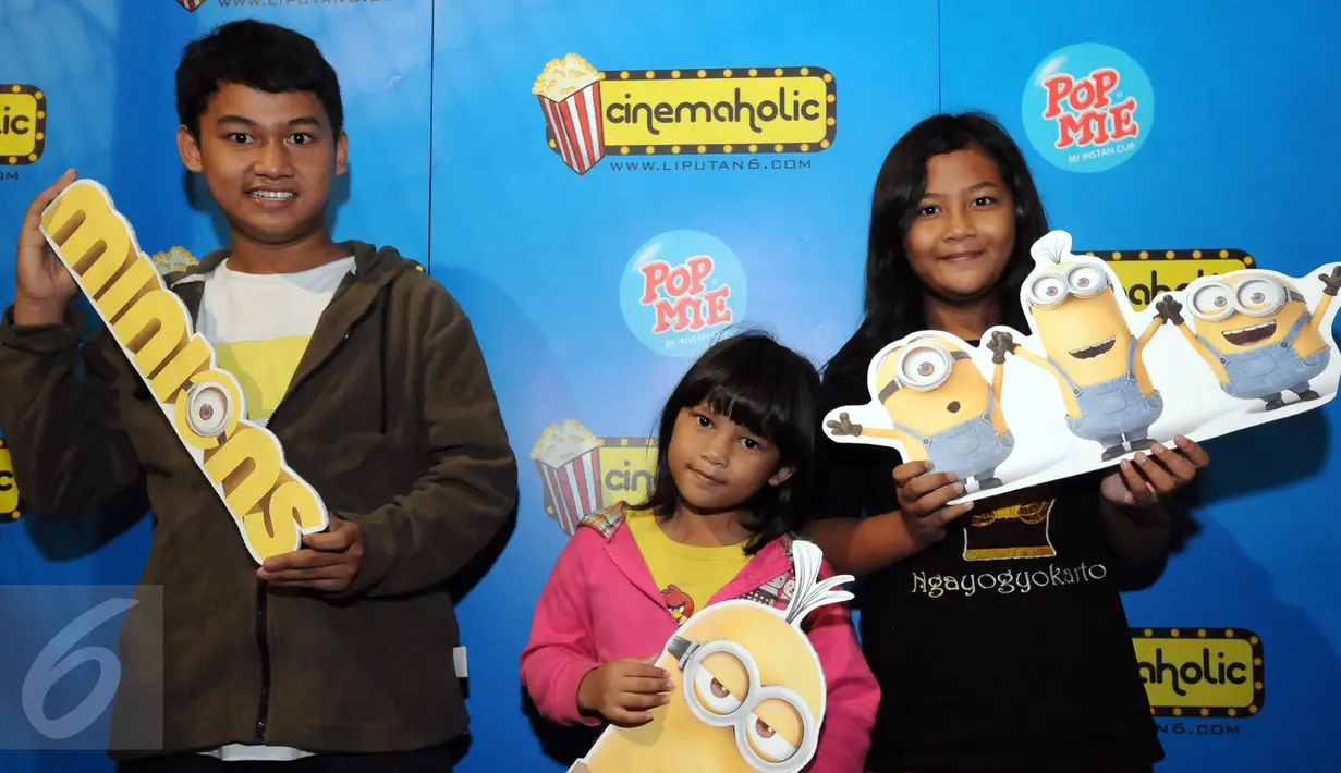 Sejumlah anak bergaya di photo booth jelang menyaksikan film Minions di Bekasi Cyber Park, Minggu (28/6/2015). Film ini bergenre animasi yang dirilis Illumination Entertaiment dan cukup diminati anak-anak dan dewasa. (Liputan6.com/Helmi Fithriansyah)
