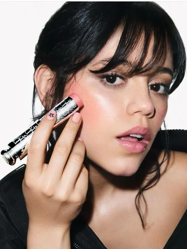 Potret Tampilan Glow Up Jisoo BLACKPINK, Jenna Ortega, dan Anya Taylor-Joy dalam Kampanye Terbaru Dior Backstage