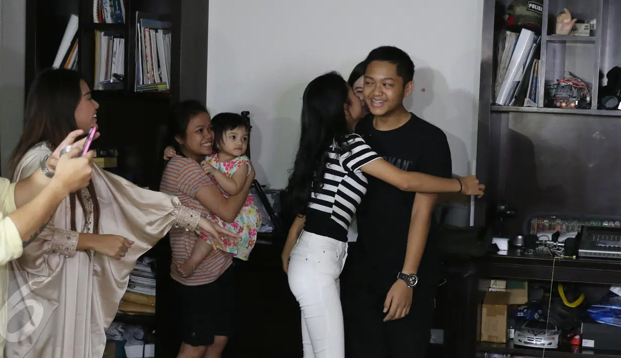 Anak kedua mantan pasangan Anang Hermansyah dengan Krisdayanti, Azriel Akbar Hermansyah mendapat pelukan dari pacarnya, Nia, saat perayaan ulang tahun yang ke-16 di kawasan Cinere, Depok, Senin (27/6). (Liputan6.com/Herman Zakharia)