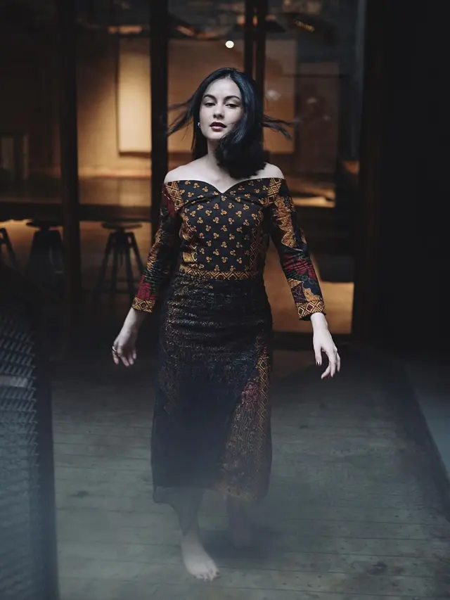 8 Gaya Clara Bernadeth Penuh Pesona Kenakan Kebaya dan Kain Nusantara