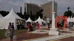 Sejumlah warga menghabiskan waktu libur Waisak dengan mengunjungi Pekan Raya Jakarta (PRJ) yang diselenggarakan di Parkir Timur Senayan, Jakarta, Selasa (2/6/2015). PRJ Senayan dibuka dari 30 Mei-5 Juni mendatang. (Liputan6.com/Johan Tallo) 