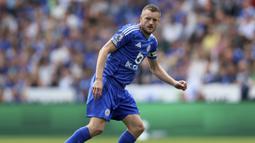 Pemain Leicester City, Jamie Vardy mengontrol bola saat laga lanjutan Liga Inggris 2024/2025 melawan Ipswich Town di King Power Stadium, Leicester, Inggris, Minggu (18/05/2025). (AP Photo/PA/Nigel French)