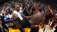Kobe Bryant (kiri) dan LeBron James, berpelukan setelah melakoni duel untuk terakhir kali di Staples Center, Los Angeles, AS, Jumat (11/3/2016) WIB. (Twitter)