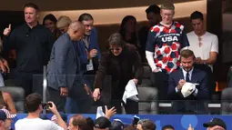 Tak sedikit dari mereka meminta tanda tangan baik dari Beckham maupun Tom Cruise. (AFP/Getty Images/Stu Forster)