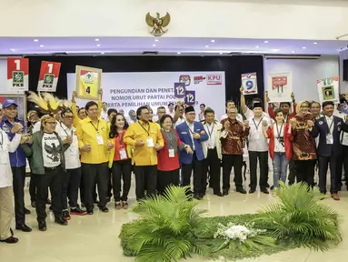 Sebanyak 14 perwakilan partai politik foto bersama usai pengambilan nomor urut peserta pemilu 2019 di kantor KPU, Jakarta, Minggu (18/2). (Liputan6.com/Faizal Fanani)