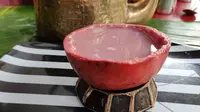 Jus disajikan dalam kulit buah di Eat Raja. (dok. Instagram @eat.raja/https://www.instagram.com/p/B7GTun2FPRN//Tri Ayu Lutfiani)