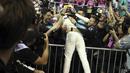 Pebalap Mercedes, Lewis Hamilton merayakan kemenangan bersama awak tim pada balapan F1 Singapura di Marina Bay City Circuit Singapore,(17/9/2017). (AP/Yong Teck Lim)