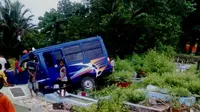 Sopir angkutan umum itu meninggal dalam perjalanan menuju rumah sakit. (Liputan6.com/Abdul Karim)