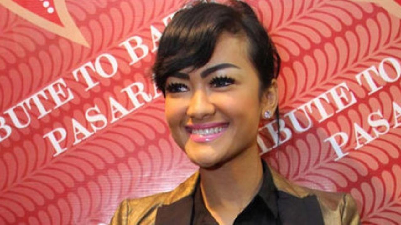 Tak lagi clubbing, Julia Perez rayakan tahun baru di masjid