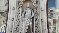 Selfie di Lisbon menyebabkan patung raja berusia ratusan tahun jatuh dan hancur.
