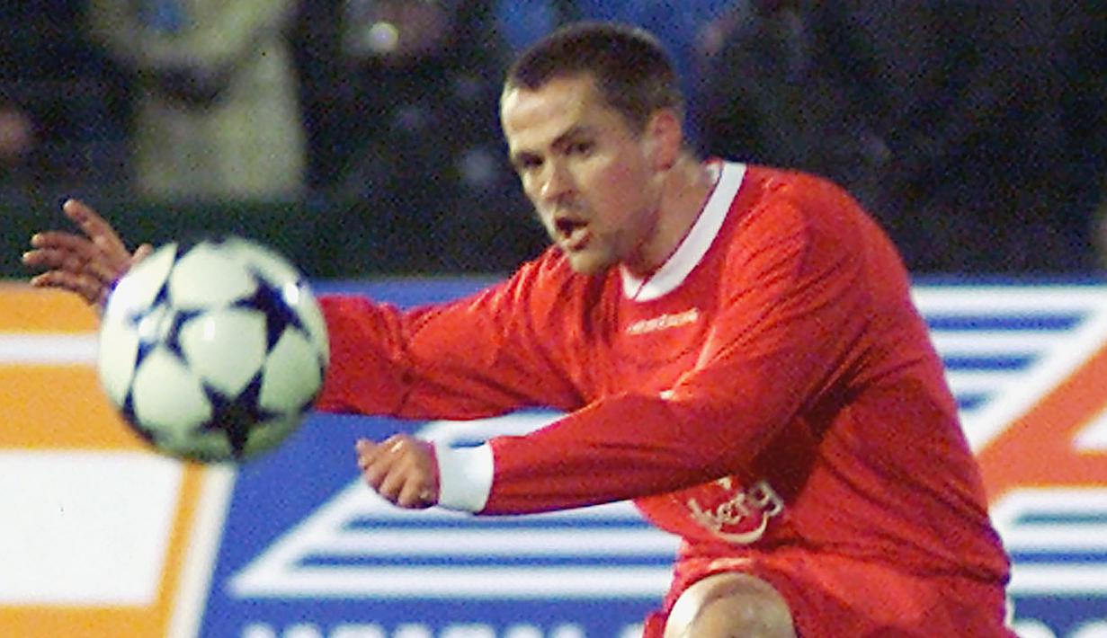 4. Michael Owen - Michael Owen merupakan penyerang terbaik yang pernah dimiliki Liverpool. Pemain asal Inggris ini tercatat menyumbangkan 223 gol dari 483 penampilannya bersama Liverpool di semua kompetisi. (AP Photo/Dimitar Deinov)