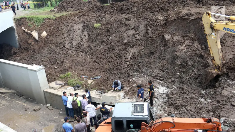 Proses Evakuasi Mobil Tertimbun Longsor di Underpass Bandara Soetta