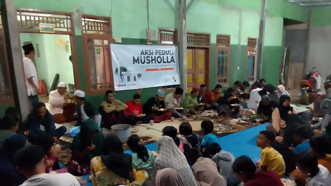 Relawan Balad Erick Thohir menggelar bersih-besih musala dan dilanjutkan buka puasa bersama di Priangan Timur. (Istimewa)