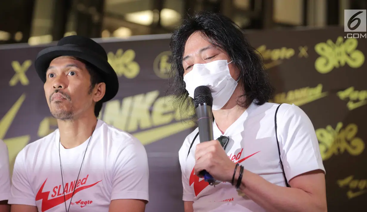 Gitaris Slank Abdee Negara memberi keterangan saat peluncuran sepatu limited edition kolaborasi antara Slank dan Eagle dikawasan Jakarta, Rabu (23/5). Sepatu ini juga mendapat sertifikat berisi tanda tangan personel Slank. (Liputan6.com/Faizal Fanani)