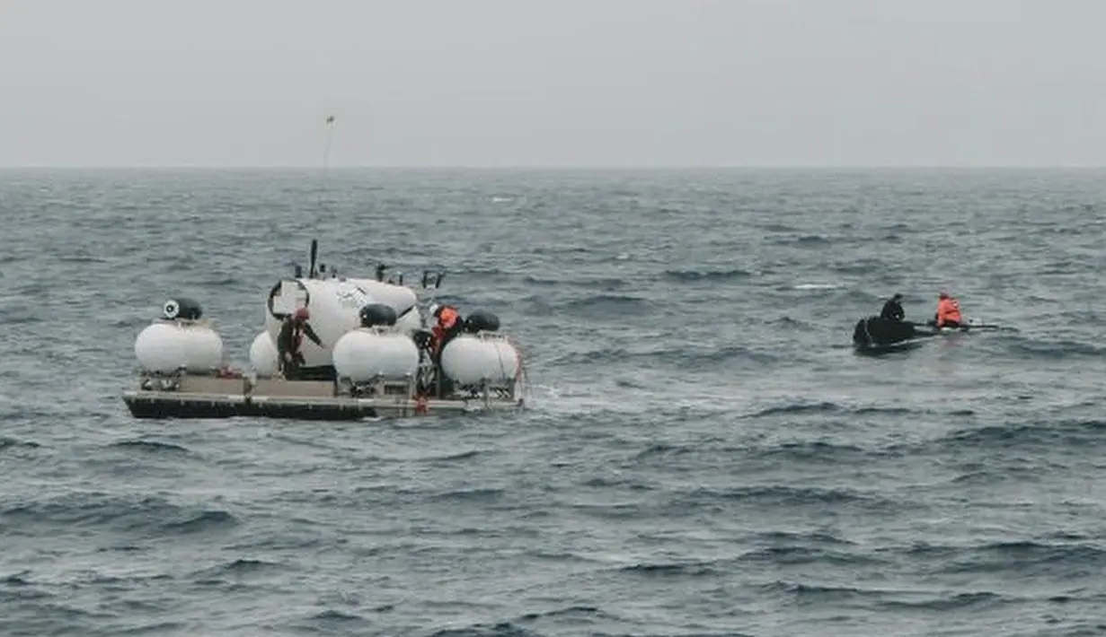 <p>Dikutip dari New York Post pada Selasa, 20 Juni 2023, penjaga pantai mengatakan pada Senin bahwa operator kapal selam tersebut, OceanGate Expeditions, memberi tahu mereka bahwa kapal yang hilang itu dapat menyediakan pasokan oksigen bagi lima penumpangnya selama sekitar empat hari sebelum akhirnya habis. (Action Aviation via AP)</p>