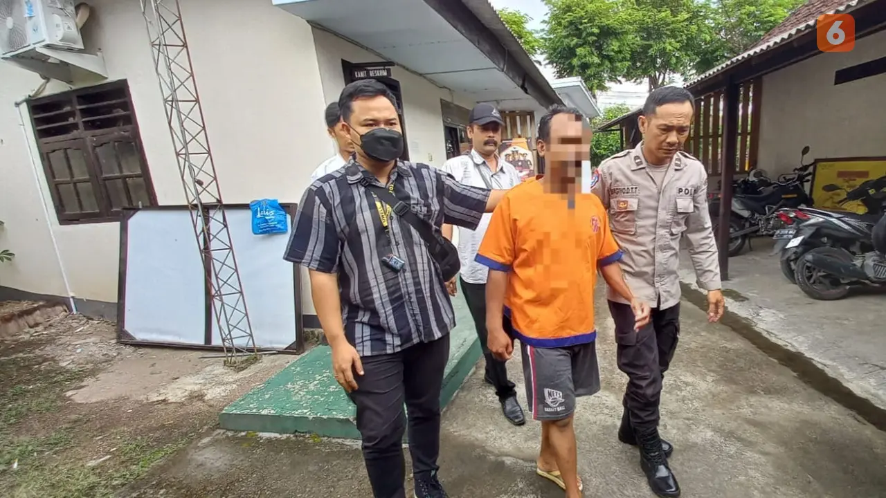 Tersangka M (48) menjalani pemeriksaan di Mapolsek Cluring Banyuwangi (Hermawan Arifianto/Liputan6.com)