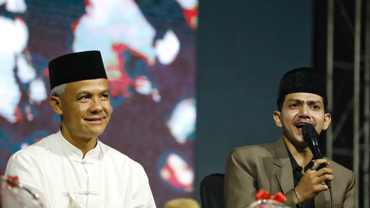 Ganjar Pranowo bersholawat bersama Habib Zaidan bin Yahya, pemimpin sekaligus penggagas Majelis Sholawat Sekar Langit di Temanggung, Jawa Tengah.