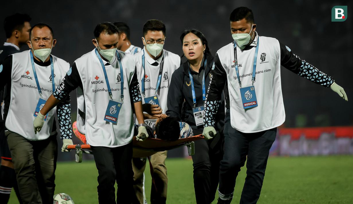 Di babak kedua, berkali-kali dia harus berlari masuk lapangan untuk memberikan perawatan kepada pemain PSIS dan juga berupaya keras membuat pemain tetap bisa bertahan di lapangan. (Bola.com/Iwan Setiawan)