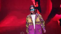 Bonge memang dienal lama dengan penampilan kece. Ia terlihat mengenakan jaket gaya modern dengan memadukan motif corak yang mencolok.(Liputan6.com/IG/@rand.photograph).