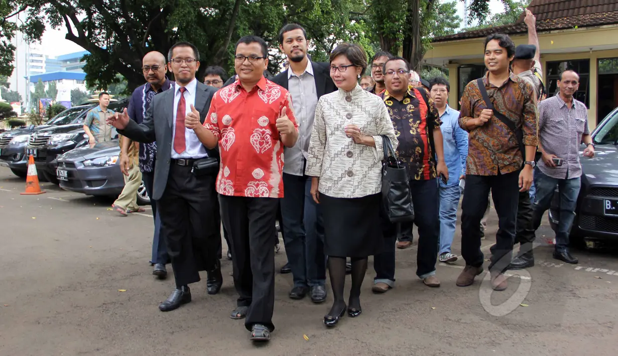 Mantan Wakil Menkumham Denny Indrayana (tengah) didampingi kuasa hukumnya mendatangi Bareskrim Polri, Jakarta, Jumat (27/3/2015). Denny diperiksa sebagai tersangka kasus dugaan korupsi payment gateway di Kemenkumham tahun 2014. (Liputan6.com/Helmi Afandi)