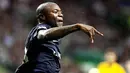 Bek Arsenal, William Gallas merayakan gol pertama ke gawang Celtic di leg pertama play-off Liga Champions League yang berlangsung diCeltic Park, Glasgow, 18 Agustus 2009. AFP PHOTO/GRAHAM STUART
