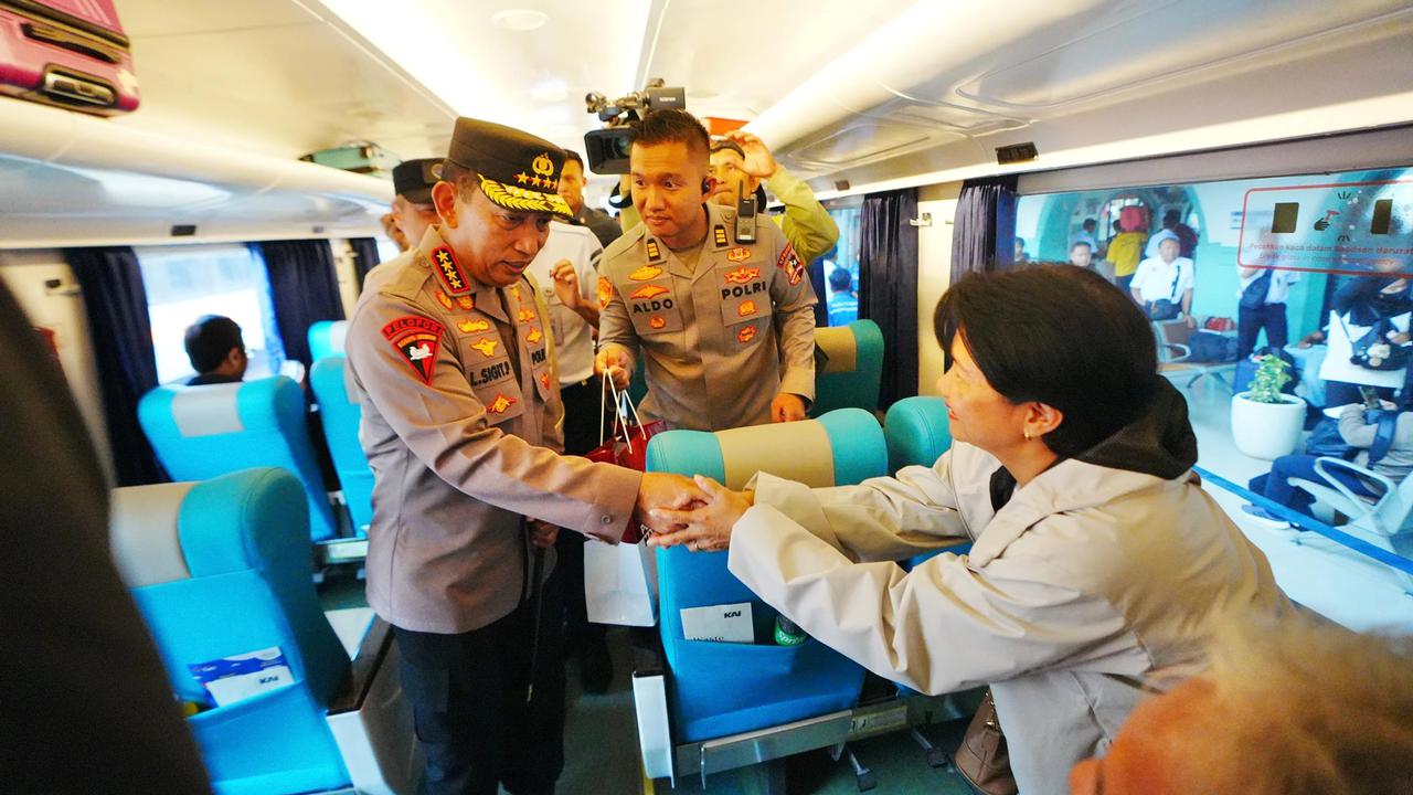 FOTO: Kapolri Pastikan Kesiapsiagaan Stasiun Pasar Senen Jelang Nataru