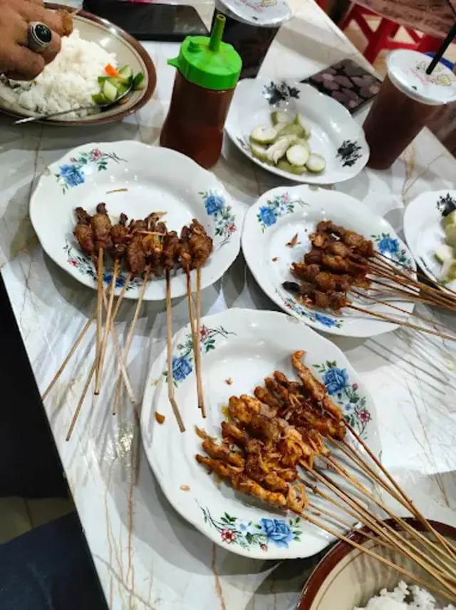13. Sate DJ Bandung Laris karena Dagingnya Tebal dan Bumbunya Meresap Sempurna