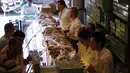 Warga Mesir membeli permen tradisional "Kahk" untuk perayaan Idul Fitri di toko roti, Kairo, (27/7/14). (REUTERS/Mohamed Abd El Ghany)