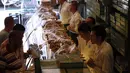 Warga Mesir membeli permen tradisional "Kahk" untuk perayaan Idul Fitri di toko roti, Kairo, (27/7/14). (REUTERS/Mohamed Abd El Ghany)