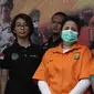 Artis yang juga putri bungsu ratu dangdut Elvy Sukaesih, Dhawiya Zaida bersama kakaknya Syehan dihadirkan polisi saat rilis pengungkapan kasus narkoba di Polda Metro Jaya, Jakarta, Sabtu (17/2). (Liputan6.com/Arya Manggala)