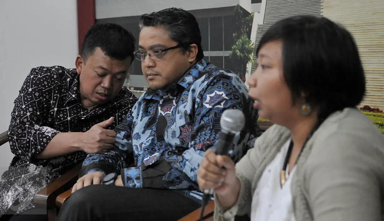 Kepala BNP2TKI Nusron Wahid (kiri) dan Ketua Komisi IX DPR Dede Yusuf (tengah) saat menjadi narasumber dalam diskusi di Gedung DPR, Jakarta, Selasa (29/9/2015). Komisi IX mengusulkan TKI menjadi Pekerja Migran Indonesia. (Liputan6.com/Johan Tallo)