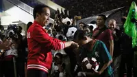 Presiden Jokowi menyerahkan bola kepada anak gawang usai meresmikan Stadion Manahan Solo pada Sabtu malam (15/2).(Liputan6.com/Fajar Abrori)