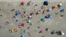 Foto udara orang-orang yang berada di bawah sinar matahari di sebuah pantai di Puerto Madryn, provinsi Chubut, Argentina pada tanggal 26 Januari 2024. (MAXI JONAS/AFP)