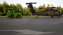 Prajurit menderek helicopter Black Hawk militer AS yang mendarat darurat di boulevard yang sibuk, di Bucharest, Rumania, Kamis (15/7/2201). Pendaratan tersebut merusak dua mobil setelah merobohkan dua tiang lampu namun tidak ada korban yang dilaporkan. (AP Photo/Andreea Alexandru)