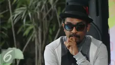 Glenn Fredly berpose usai jumpa pres aplikasi Alfatainment di kawasan Pangeran Antasari, Jakarta, Rabu (27/04). Glenn mengungkapkan alasan dirinya menyukai Nikita Mirzani. (Liputan6.com/Herman Zakharia)