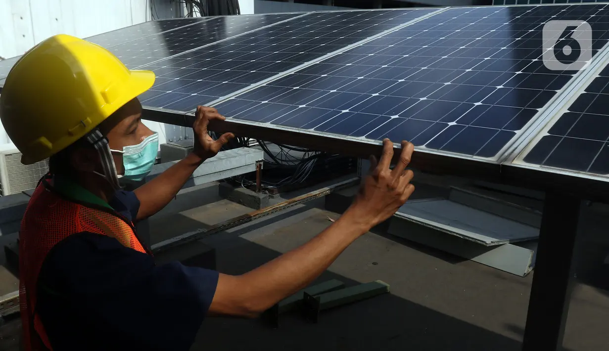 Pekerja memeriksa intalasi panel surya di Gedung Dirjen Ketenagalistrikan Kementerian ESDM di Jalan Rasuna Said, Jakarta, Senin (27/9/2021). Kementerian Perindustrian mencatat importasi komponen PLTS sejak 2018 hingga 2020 mengalami penurunan. (Liputan6.com/Herman Zakharia)