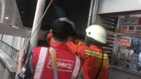Petugas Pemadam Kebakaran Jakarta Selatan saat berupaya mengevakuasi pria diduga akan bunuh diri di jembatan bus Transjakarta Semanggi, Jakarta Selatan, Jumat (3/4/2015) malam. (Foto: Putu Merta SP)