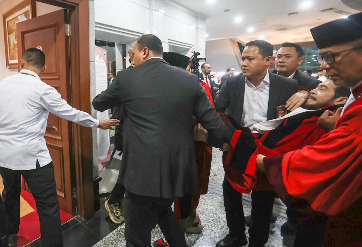 FOTO:  Detik Detik Anwar Usman Jatuh Pingsan di Gedung MK