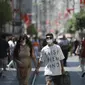 Orang-orang berjalan di sepanjang Jalan Istiklal, jalan perbelanjaan utama di Istanbul, Selasa (27/7/2021). Turki telah mencatat lebih dari 15.000 kasus virus corona baru, karena jumlah infeksi yang terus meningkat. (AP Photo/Mucahid Yapici)